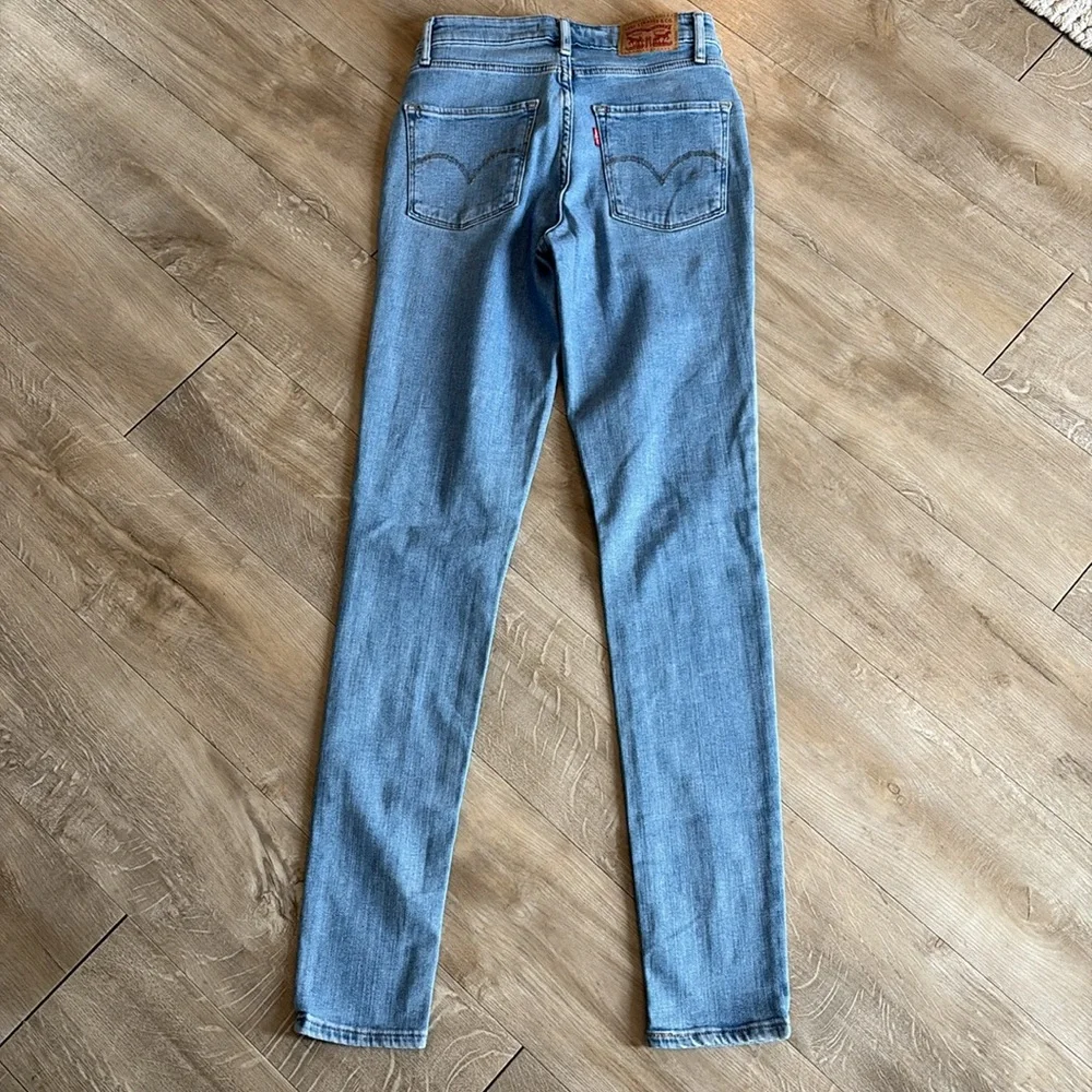 Levi’s High Rise Distressed Skinny Jeans 26x31” Lightwash - Picture 11 of 11